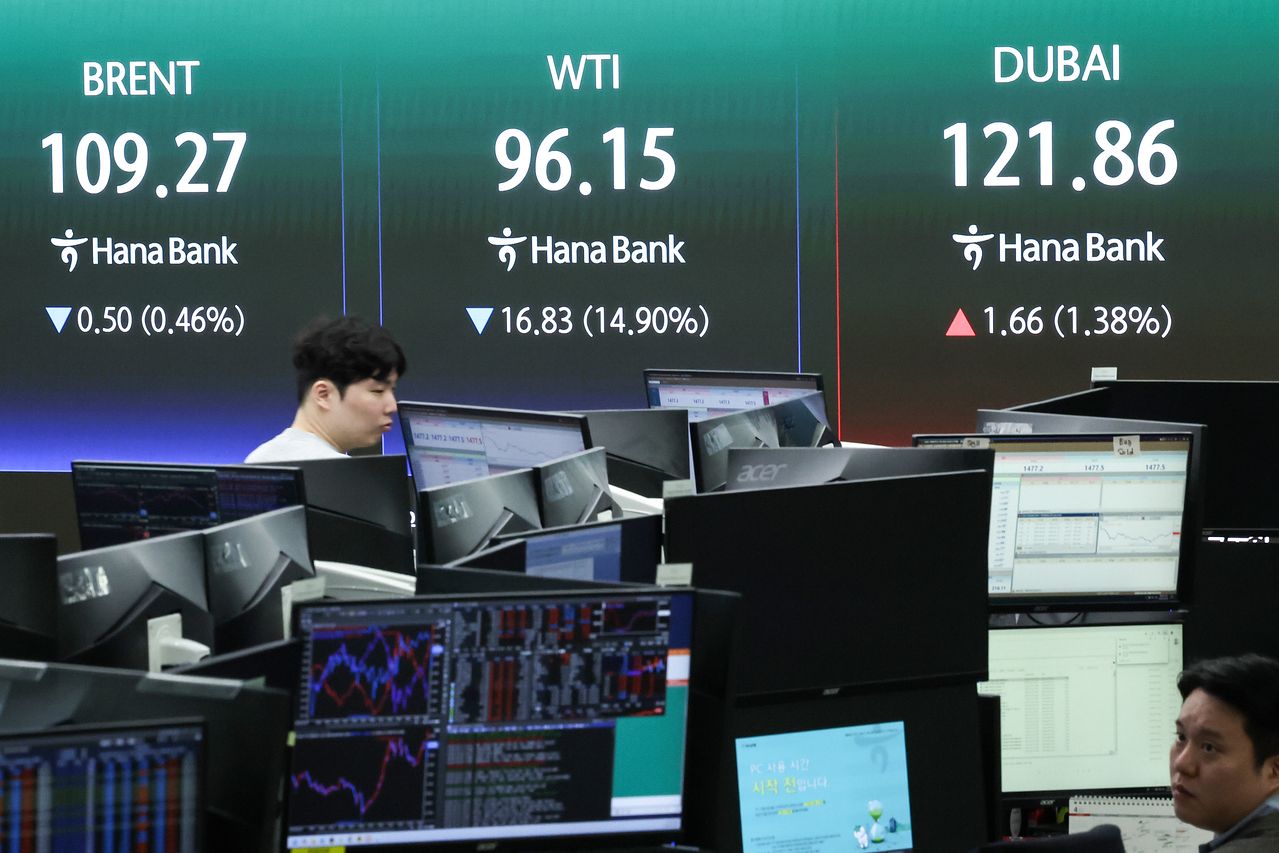 미국과 이란의 2주간 휴전 소식이 전해지며 8일 코스피가 전날보다 7% 가까이 상승한 5872.34로 마감했다. 국제 유가도 급락세를 보이며 5월 인도분 서부텍사스유(WTI) 선물 가격이 100달러 아래로 떨어졌다. [뉴스1]