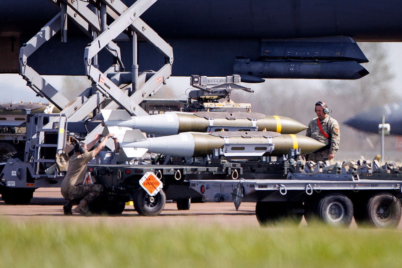 현지시간 8일 영국 글로스터셔주 RAF 페어포드 공군기지 활주로에서 미 공군 장병들이 JDAM 정밀유도탄과 록웰 B-1 랜서 중폭격기를 점검하고 있다. EPA=연합뉴스