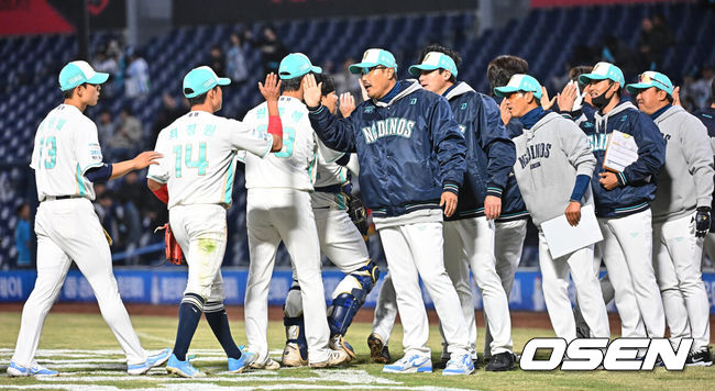 [OSEN=창원, 이석우 기자] 31일 창원NC파크에서 2026 신한 SOL KBO 리그 NC 다이노스와 롯데 자이언츠의 경기가 열렸다. 홈팀 NC는 토다가, 방문팀 롯데는 박세웅이 선발 출전했다. NC 다이노스 이호준 감독이 9-2로 승리한 후 기쁨을 나누고 있다. 2026.03.31 / foto0307@osen.co.kr