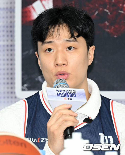 [OSEN=조은정 기자]2025-2026 LG전자 프로농구 플레이오프 미디어데이가 10일 서울 강남구 KBL 센터에서 열렸다.이날 미디어데이에는 창원 LG 조상현 감독·유기상, 안양 정관장 유도훈 감독·박지훈, 원주 DB 김주성 감독·이선 알바노, 서울 SK 전희철 감독·에디 다니엘, 고양 소노 손창환 감독·이정현, 부산 KCC 이상민 감독·허웅이 참석했다.KCC 허웅이 출사표를 던지고 있다. 2026.04.10 /cej@osen.co.kr