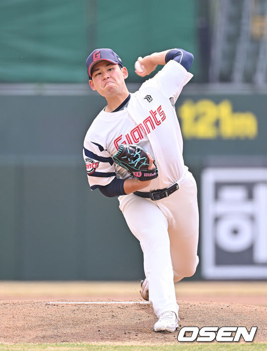 [OSEN=부산, 이석우 기자] 12일 부산 사직야구장에서 2026 신한 SOL KBO 리그 롯데 자이언츠와 KT 위즈의 시범경기가 열렸다. 이날 부산 사직과 이천, 대전, 광주, 마산 5개구장에서 막을 올렸다.롯데 자이언츠 선발 투수 김진욱이 역투하고 있다. 2026.03.12 / foto0307@osen.co.kr