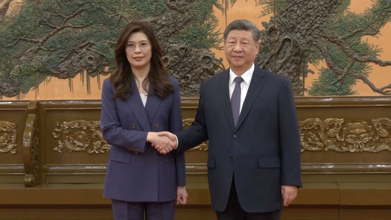 시진핑 중국 국가주석이 10일(현지시간) 베이징 인민대회당에서 대만 제1야당 대표인 정리원(鄭麗文) 국민당 주석과 만나 회담 전 인사나누고 있다. 로이터=연합뉴스