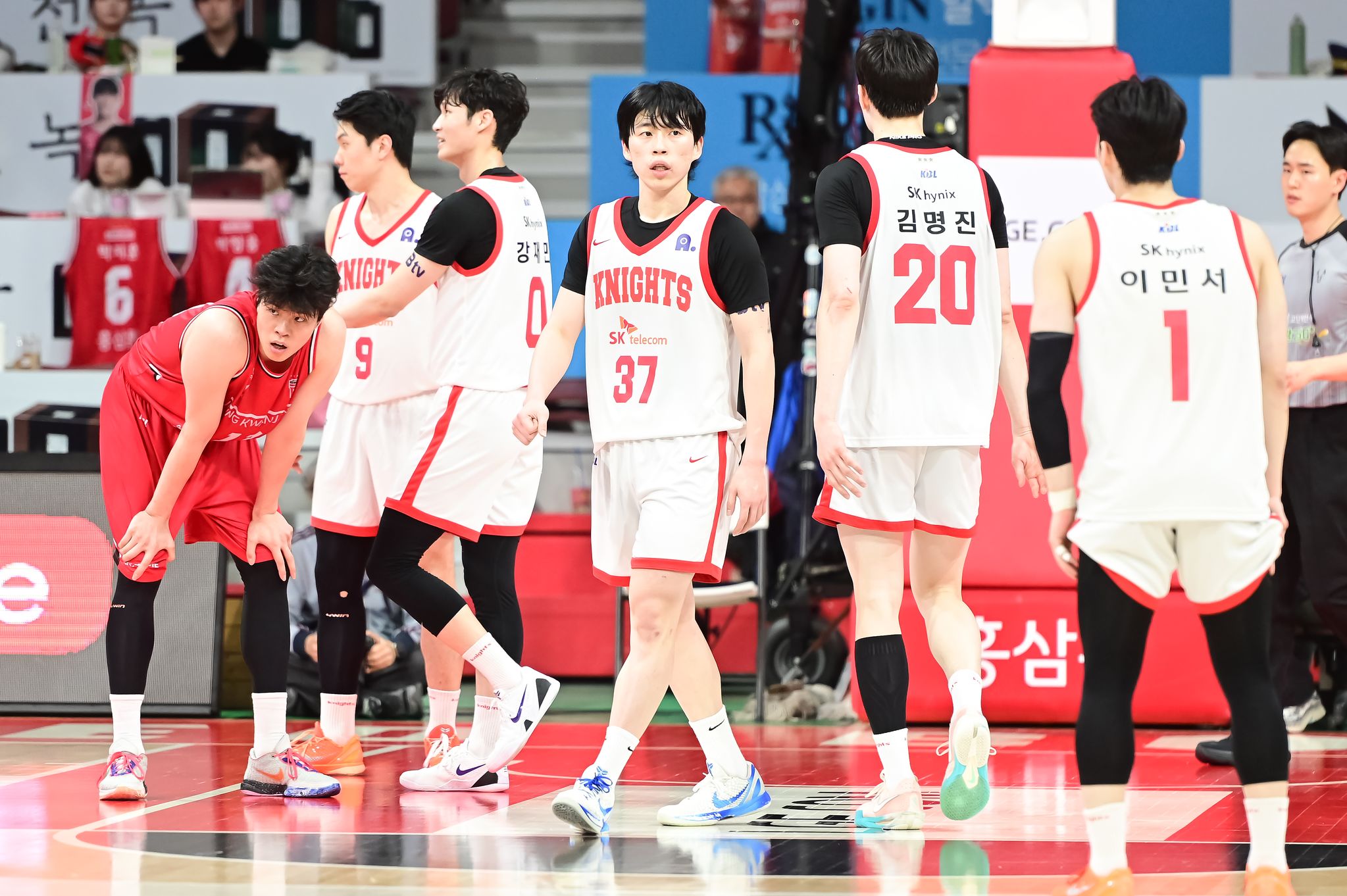 지난 8일 맞붙은 프로농구 서울 SK와 안양 정관장 선수들. 사진 KBL