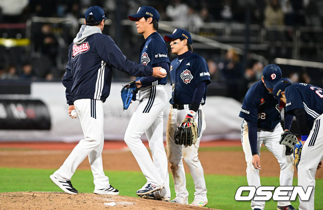 [OSEN=수원, 조은정 기자]10일 경기도 수원 KT위즈파크에서 2026 신한 SOL KBO리그 KT 위즈와 두산 베어스의 경기가 열렸다.이날 KT는 사우어, 두산은 곽빈을 선발투수로 내세웠다.연장 11회말 2사 1,2루에서 두산 박신지가 교체되고 있다. 2026.04.10 /cej@osen.co.kr