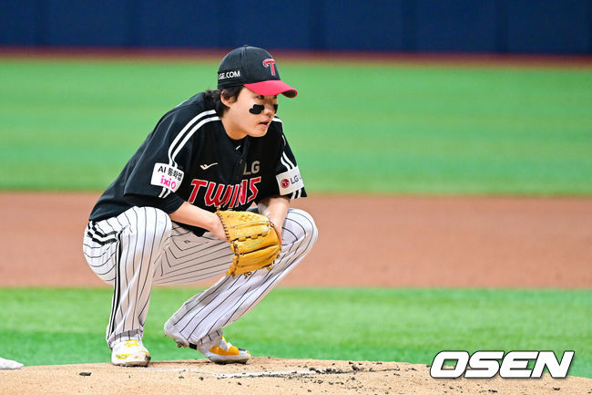 [OSEN=고척, 박준형 기자] 4일 오후 서울 고척스카이돔에서 ‘2026 신한은행 SOL Bank KBO리그’ 키움 히어로즈와 LG 트윈스의 경기가 진행됐다.이날 키움은 하영민을, LG는 임찬규를 선발투수로 내세웠다.  1회말 LG 선발투수 임찬규가 투구 앞서 주저앉아 홈을 바라보고 있다.   2026.04.04 / soul1014@osen.co.kr