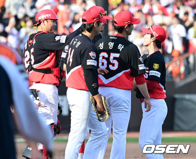 [OSEN=대전, 최규한 기자] 프로야구 KIA 타이거즈가 한화 이글스를 연이틀 잡고 3연승을 질주했다.이범호 감독이 이끄는 KIA는 11일 대전 한화생명 볼파크에서 열린 2026 신한 SOL KBO리그 한화와의 원정경기에서 이틀 연속 6-5 승리를거뒀다. 이날 승리로 위닝시리즈를 확보, 3연승을 만든 KIA는 시즌 전적 5승7패를 마크했다. 2연패에 빠진 한화는 6승6패가 됐다.경기를 마치고 승리한 KIA 선수들이 기뻐하고 있다. 2026.04.11 / dreamer@osen.co.kr