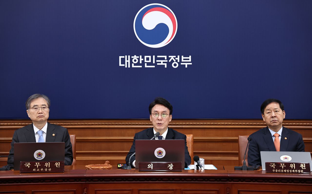 김민석 국무총리가 11일 오전 서울 종로구 정부서울청사에서 열린 임시국무회의에서 모두발언을 하고 있다. 뉴스1