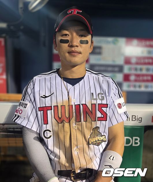 [OSEN=잠실, 한용섭 기자] 프로야구 LG 트윈스 박해민이 11일 잠실구장에서 열린 SSG 랜더스와 경기에서 8회말 무사 1,2루에서 역전 결승 2타점 2루타를 때렸다. 경기 후 박해민이 취재진과 인터뷰를 하고 있다./orange@osen.co.kr