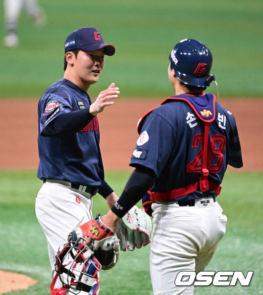 [OSEN=고척, 지형준 기자] 롯데가 10일 서울 고척스카이돔에서 열린 ‘2026 신한은행 SOL Bank KBO리그’ 키움 히어로즈와의 경기에서 3-1로 승리하며 2연승을 질주했다.선발투수 엘빈 로드리게스는 8이닝 4피안타(1피홈런) 11탈삼진 1실점 호투로 시즌 2승을 수확했다. 뒤이어 최준용이 등판해 1이닝 무실점 세이브를 기록했다. 시즌 첫 세이브다.경기를 마치고 롯데 최준용, 손성빈이 승리를 기뻐하고 있다. 2026.04.10/ jpnews@osen.co.kr