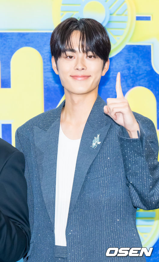 [OSEN=박준형 기자] 2025 KBS 연예대상이 20일 오후 서울 여의도 KBS 신관 공개홀에서 진행됐다.이날 가수 이찬원, 배우 이민정, 코미디언 문세윤이 MC를 맡았다. 시청자들의 사전 선호도 조사와 생방송 문자 투표로 결정되는 ‘최고의 프로그램상’은 ‘2025 KBS 연예대상’의 하이라이트로 손꼽힌다. 올해는 ‘개그콘서트’, ‘1박 2일’, ‘불후의 명곡’, ‘슈퍼맨이 돌아왔다’, ‘살림하는 남자들’, ‘사장님 귀는 당나귀 귀’, ‘신상출시 편스토랑’, ‘더 시즌즈’까지 총 8팀이 후보에 올랐다.1박 2일 유선호가 포즈를 취하고 있다.     2025.12.20 / soul1014@osen.co.kr