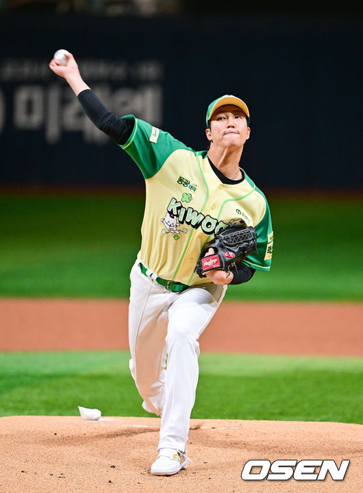[OSEN=고척, 박준형 기자] 12일 서울 고척스카이돔에서 ‘2026 신한은행 SOL Bank KBO리그’ 키움 히어로즈와 롯데 자이언츠의 경기가 열렸다.이날 키움은 안우진을, 롯데는 박세웅을 선발투수로 내세웠다.1회초 키움 선발투수 안우진이 이닝종료후 팬들에게 인사를 하고 있다.  2026.04.12 / soul1014@osen.co.kr