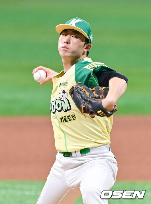 [OSEN=고척, 박준형 기자] 12일 서울 고척스카이돔에서 ‘2026 신한은행 SOL Bank KBO리그’ 키움 히어로즈와 롯데 자이언츠의 경기가 열렸다.이날 키움은 안우진을, 롯데는 박세웅을 선발투수로 내세웠다.3회초 키움 배동현 투수가 역투하고 있다.  2026.04.12 / soul1014@osen.co.kr