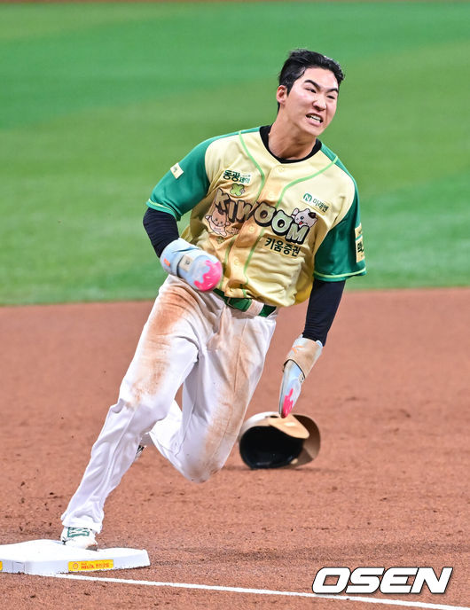 [OSEN=고척, 박준형 기자] 12일 서울 고척스카이돔에서 ‘2026 신한은행 SOL Bank KBO리그’ 키움 히어로즈와 롯데 자이언츠의 경기가 열렸다.이날 키움은 안우진을, 롯데는 박세웅을 선발투수로 내세웠다.3회말 2사 1루 키움 안치홍의 1타점 적시 2루타때 1루 주자 이주형이 홈쇄도하고 있다.     2026.04.12 / soul1014@osen.co.kr