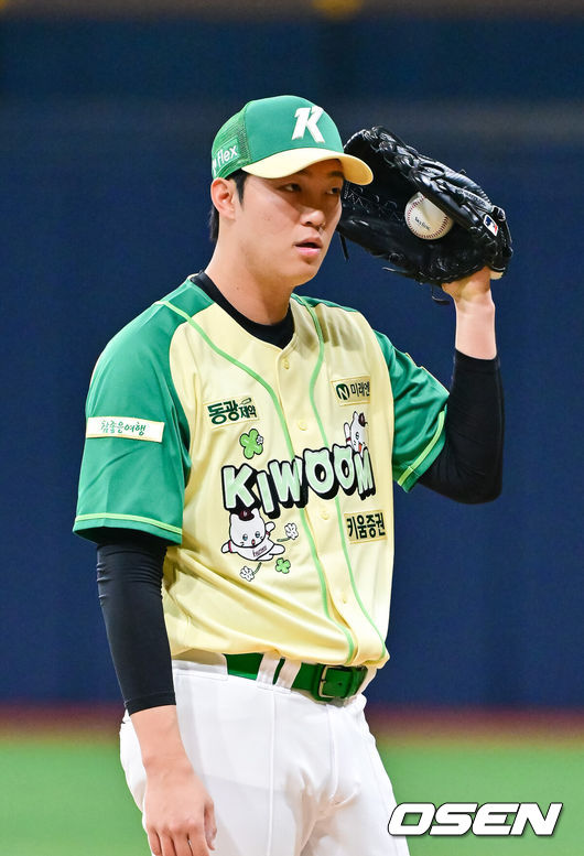 [OSEN=고척, 박준형 기자] 12일 서울 고척스카이돔에서 ‘2026 신한은행 SOL Bank KBO리그’ 키움 히어로즈와 롯데 자이언츠의 경기가 열렸다.이날 키움은 안우진을, 롯데는 박세웅을 선발투수로 내세웠다.1회초 키움 선발투수 안우진이 투구 사인을 듣고 있다.   2026.04.12 / soul1014@osen.co.kr