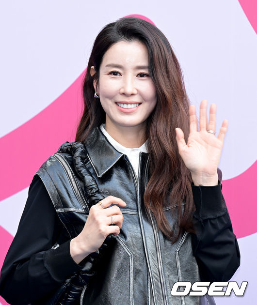 [OSEN=조은정 기자]'2024가을/겨울(F/W) 서울패션위크’가 1일 서울 중구 동대문디자인플라자(DDP)에서 열렸다.이태란이 포즈를 취하고 있다. 2024.02.01 /cej@osen.co.kr