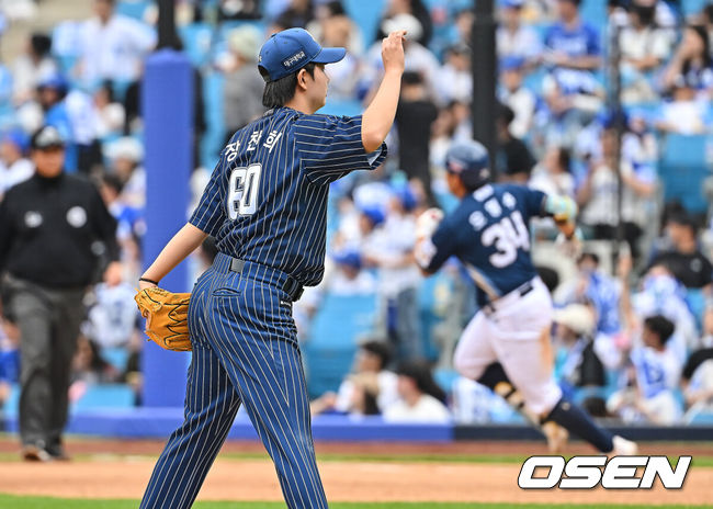 [OSEN=대구, 이석우 기자] 12일 대구삼성라이온즈파크에서 2026 신한 SOL KBO 리그 삼성 라이온즈와 NC 다이노스의 경기가 열렸다. 홈팀 삼성은 원태인이, 방문팀 NC는 토다가 선발 출전했다. 삼성 라이온즈 장찬희가 6회초 1사  NC 다이노스 오영수에게 우월 솔로 홈런을 맞고 아쉬워하고 있다. 2026.04.12 / foto0307@osen.co.kr
