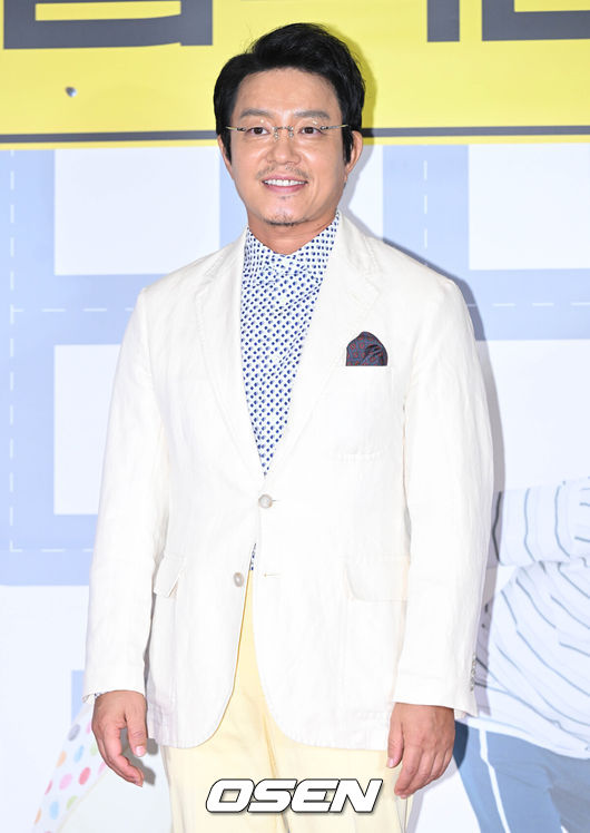 [OSEN=조은정 기자] 29일 오후 서울 용산구 CGV용산아이파크몰에서 영화 ‘컴백홈(감독 이연우)’ VIP 시사회가 열렸다. 배우 이범수가 포즈를 취하고 있다. 2022.09.29 /cej@osen.co.kr