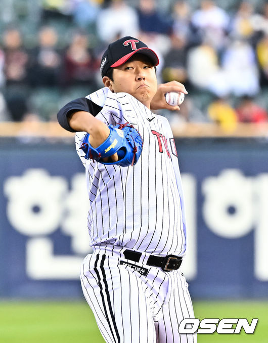 [OSEN=잠실, 박준형 기자] 1일 서울 잠실야구장에서 2026 신한 SOL KBO리그 LG 트윈스와 KIA 타이거즈의 경기가 열렸다. 이날 LG는 송승기를, KIA는 양현종을 선발로 내세웠다.1회초 LG 선발투수 송승기가 역투하고 있다.  2026.04.01 / soul1014@osen.co.kr