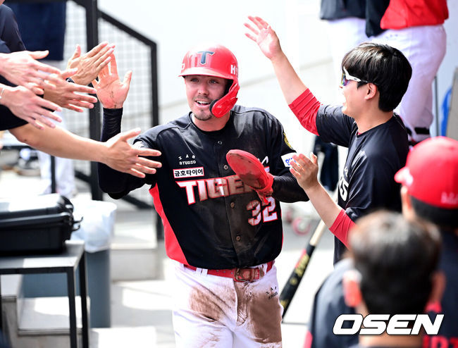 [OSEN=대전, 최규한 기자] 12일 대전 한화생명볼파크에서 ‘2026 신한 SOL KBO리그’ 한화 이글스와 KIA 타이거즈의 경기가 열렸다.홈팀 한화는 잭 쿠싱, 방문팀 KIA는 애덤 올러를 선발로 내세웠다. 1회초 2사 2루 상황 KIA 김도영의 선제 1타점 2루타 때 홈을 밟은 주자 제리드 데일이 더그아웃 동료들과 기뻐하고 있다. 2026.04.12 / dreamer@osen.co.kr