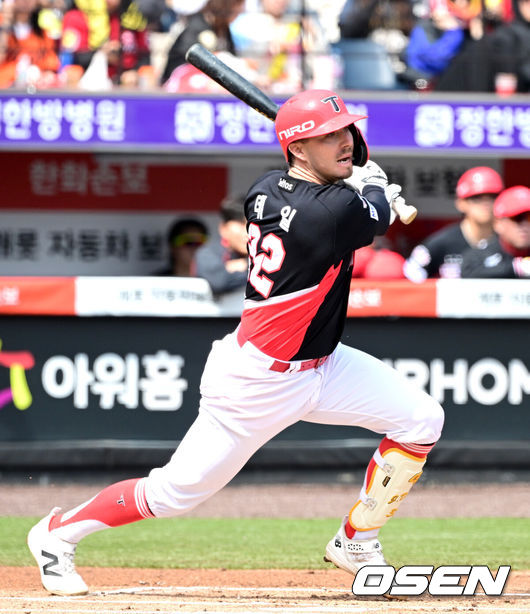 [OSEN=대전, 최규한 기자] 11일 대전 한화생명볼파크에서 ‘2026 신한 SOL KBO리그’ 한화 이글스와 KIA 타이거즈의 경기가 열렸다.홈팀 한화는 왕옌청, 방문팀 KIA는 이의리를 선발로 내세웠다. 1회초 무사 선두타자로 나선 KIA 제리드 데일이 안타를 날리고 있다. 2026.04.11 / dreamer@osen.co.kr