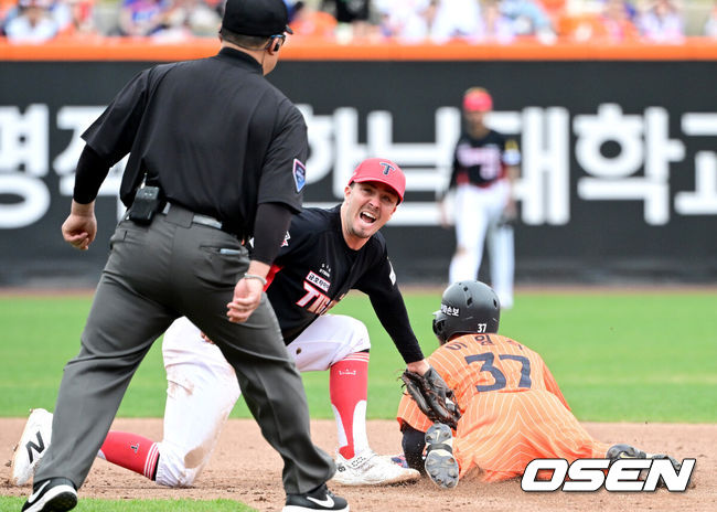 [OSEN=대전, 최규한 기자] 12일 대전 한화생명볼파크에서 ‘2026 신한 SOL KBO리그’ 한화 이글스와 KIA 타이거즈의 경기가 열렸다.홈팀 한화는 잭 쿠싱, 방문팀 KIA는 애덤 올러를 선발로 내세웠다. 7회말 1사 2루 상황 한화 페라자의 삼진 때 2루로 뛴 주자 이원석이 KIA 유격수 제리드 데일의 태그에 걸려 아웃되고 있다. 2026.04.12 / dreamer@osen.co.kr
