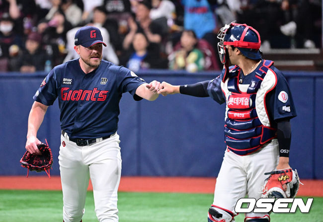 [OSEN=고척, 지형준 기자] 11일 서울 고척스카이돔에서 ‘2026 신한은행 SOL Bank KBO리그’ 키움 히어로즈와 롯데 자이언츠의 경기가 열렸다.이날 키움은 와일스, 롯데는 비슬리를 선발투수로 내세웠다.6회말 수비를 마치고 롯데 비슬리가 손성빈과 주먹을 맞대고 있다. 2026.04.11/ jpnews@osen.co.kr