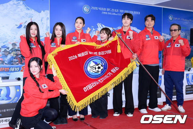 [OSEN=이대선 기자] 5일 오후 서울 영등포구 비전Q 프로덕션에서 2026 북중미 월드컵 8강 기원 히말라야 원정대 발대식이 열렸다.이준훈 단장이 기획한 이번 원정대는 산악인 엄홍길 대장, 개그맨 김병만, 전 국가대표 축구선수 이동국, 배우 예지원, 정유미, 이태환, 가수 유빈, 방송인 안현모, 박해린 등 연예인 및 체육인으로 구성되었다.박해린, 유빈, 정유미, 안현모, 예지원, 이태환, 이동국, 이준훈이 포토타임을 가지고 있다. 2026.03.05 /sunday@osen.co.kr
