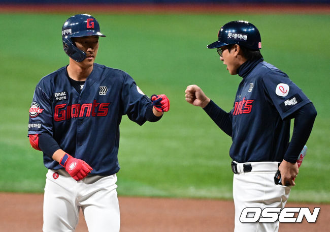 [OSEN=고척, 지형준 기자] 10일 서울 고척스카이돔에서 ‘2026 신한은행 SOL Bank KBO리그’ 키움 히어로즈와 롯데 자이언츠의 경기가 열렸다.이날 키움은 라울 알칸타라, 롯데는 엘빈 로드리게스를 선발투수로 내세웠다.1회초 1사 3루에서 롯데 노진혁이 선제 1타점 적시타를 날리며 이헌곤 코치와 기뻐하고 있다. 2026.04.10/ jpnews@osen.co.kr