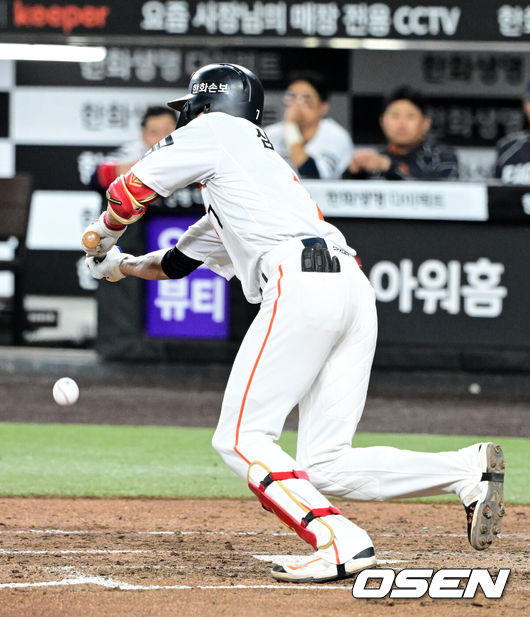 [OSEN=대전, 지형준 기자] 14일 대전 한화생명 볼파크에서 2026 신한 SOL KBO리그 한화 이글스와 삼성 라이온즈의 경기가 열렸다.3연패 중인 한화는 문동주, 4연승을 노리는 삼성은 최원태가 선발로 나섰다.4회말 1사 1,3루에서 한화 심우준이 스퀴즈 번트에 성공하고 있다. 2026.04.14/ jpnews@osen.co.kr