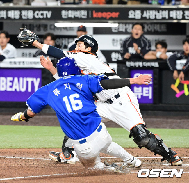 [OSEN=대전, 지형준 기자] 14일 대전 한화생명 볼파크에서 2026 신한 SOL KBO리그 한화 이글스와 삼성 라이온즈의 경기가 열렸다.3연패 중인 한화는 문동주, 4연승을 노리는 삼성은 최원태가 선발로 나섰다.6회초 1사 만루에서 삼성 류지혁이 양우혁의 투수 앞 땅볼에 한화 최재훈에 포스아웃 당하고 있다. 2026.04.14/ jpnews@osen.co.kr