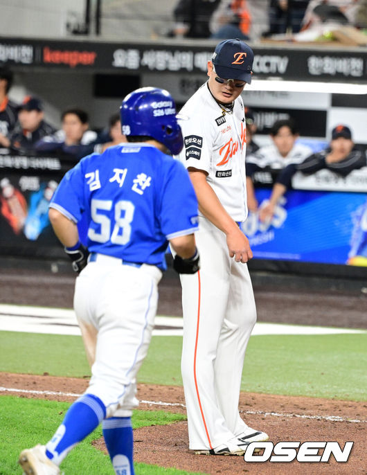 [OSEN=대전, 지형준 기자] 14일 대전 한화생명 볼파크에서 2026 신한 SOL KBO리그 한화 이글스와 삼성 라이온즈의 경기가 열렸다.3연패 중인 한화는 문동주, 4연승을 노리는 삼성은 최원태가 선발로 나섰다.8회초 2사 만루에서 한화 김서현이 삼성 류지혁에게 밀어내기 볼넷을 허용하고 있다. 2026.04.14/ jpnews@osen.co.kr