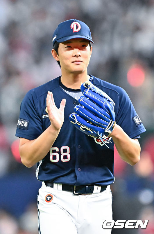 [OSEN=인천, 민경훈 기자] 14일 오후 인천 SSG랜더스필드에서 ‘2026 신한 SOL Bank KBO리그'SSG 랜더스와 두산 베어스의 경기가 진행됐다.이날 SSG는 타케다를, 두산은 최민석을 선발투수로 내세웠다.6회말을 마친 두산 최민석이 기뻐하고 있다. 2026.04.14 / rumi@osen.co.kr
