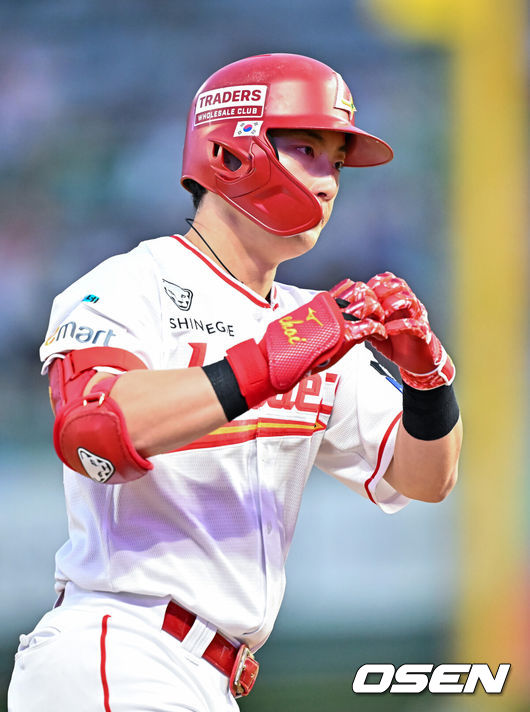 [OSEN=인천, 민경훈 기자] 14일 오후 인천 SSG랜더스필드에서 ‘2026 신한 SOL Bank KBO리그'SSG 랜더스와 두산 베어스의 경기가 진행됐다.이날 SSG는 타케다를, 두산은 최민석을 선발투수로 내세웠다.2회말 1사 주자 1루 SSG 최지훈이 중월 역전 투런 홈런을 때린 후 그라운드를 돌며 세리머니를 하고 있다. 2026.04.14 / rumi@osen.co.kr