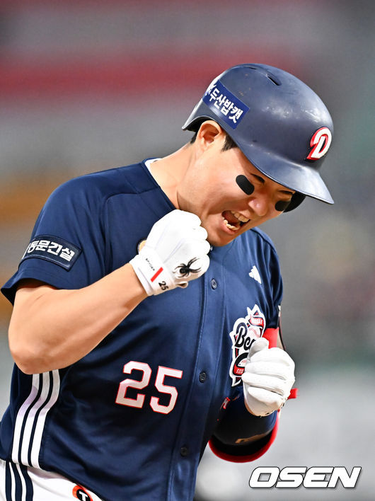 [OSEN=인천, 민경훈 기자] 14일 오후 인천 SSG랜더스필드에서 ‘2026 신한 SOL Bank KBO리그'SSG 랜더스와 두산 베어스의 경기가 진행됐다.이날 SSG는 타케다를, 두산은 최민석을 선발투수로 내세웠다.3회초 무사 주자 1루 두산 양의지가 좌중월 투런 홈런을 때린 후 그라운드를 돌며 기뻐하고 있다. 2026.04.14 / rumi@osen.co.kr