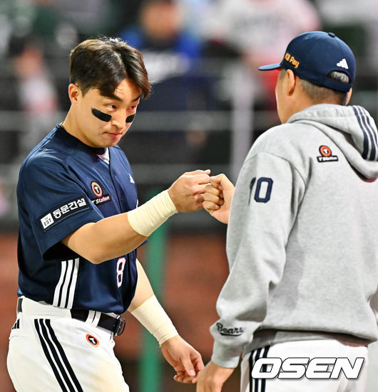 [OSEN=인천, 민경훈 기자] 14일 오후 인천 SSG랜더스필드에서 ‘2026 신한 SOL Bank KBO리그'SSG 랜더스와 두산 베어스의 경기가 진행됐다. 이 경기에서 두산은 SSG에 11-3 대승을 거두고 2연패를 끊었다. SSG는 이날 패배로 6연패 수렁에 빠졌다.경기를 마치고 두산 손아섭이 김원형 감독과 하이파이브를 하고 있다. 2026.04.14 / rumi@osen.co.kr
