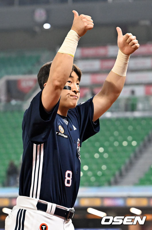 [OSEN=인천, 민경훈 기자] 14일 오후 인천 SSG랜더스필드에서 ‘2026 신한 SOL Bank KBO리그'SSG 랜더스와 두산 베어스의 경기가 진행됐다. 이 경기에서 두산은 SSG에 11-3 대승을 거두고 2연패를 끊었다. SSG는 이날 패배로 6연패 수렁에 빠졌다.경기를 마치고 두산 손아섭이 팬들을 향해 쌍 엄지척 사인을 보내고 있다. 2026.04.14 / rumi@osen.co.kr