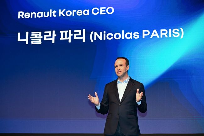르노코리아 니콜라 파리 사장이 기자 간담회에서 발표를 하고 있다.