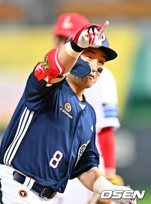 [OSEN=인천, 민경훈 기자] 14일 오후 인천 SSG랜더스필드에서 ‘2026 신한 SOL Bank KBO리그'SSG 랜더스와 두산 베어스의 경기가 진행됐다.이날 SSG는 타케다를, 두산은 최민석을 선발투수로 내세웠다.4회초 1사 주자 2루 두산 손아섭이 우중월 투런 홈런을 때린 후 그라운드를 돌고 있다. 2026.04.14 / rumi@osen.co.kr