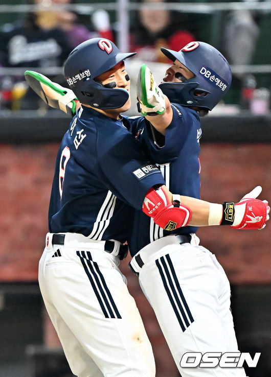 [OSEN=인천, 민경훈 기자] 14일 오후 인천 SSG랜더스필드에서 ‘2026 신한 SOL Bank KBO리그'SSG 랜더스와 두산 베어스의 경기가 진행됐다.이날 SSG는 타케다를, 두산은 최민석을 선발투수로 내세웠다.4회초 1사 주자 2루 두산 손아섭이 우중월 투런 홈런을 때린 후 홈을 밟으며 박찬호와 기뻐하고 있다. 2026.04.14 / rumi@osen.co.kr