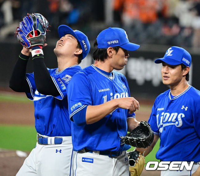 [OSEN=대전, 지형준 기자] 프로야구 삼성 라이온즈가 한화 이글스를 잡고 4연승을 질주했다. 이겼다기보단 승리를 '당한' 모양에 가까웠다.박진만 감독이 이끄는 삼성은 14일 대전 한화생명 볼파크에서 열린 2026 신한 SOL KBO리그 한화와의 원정경기에서 6-5로 승리했다. 이날 승리로 4연승을 질주한 삼성은 시즌 전적 9승4패1무를 만들었다. 4연패에 빠진한화는 6승8패가 됐다.경기를 마치고 삼성 전병우, 김재윤, 이성규가 승리를 기뻐하고 있다. 2026.04.14/ jpnews@osen.co.kr