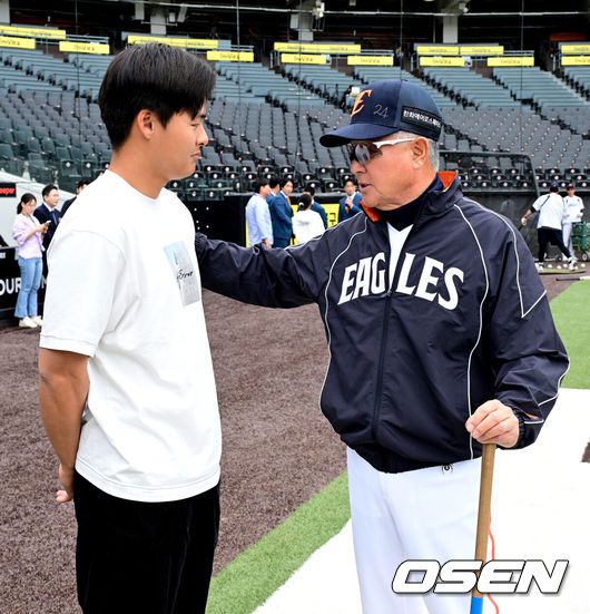 [OSEN=대전, 지형준 기자] 14일 대전 한화생명 볼파크에서 2026 신한 SOL KBO리그 한화 이글스와 삼성 라이온즈의 경기가 열렸다.3연패 중인 한화는 문동주, 4연승을 노리는 삼성은 최원태가 선발로 나섰다.경기에 앞서 한화는 두산 베어스와 외야수 손아섭을 보내고 좌완 투수 이교훈과 현금 1억5000만원을 받는 트레이드를 단행했다.한화 김경문 감독이 이교훈과 인사를 나누고 있다. 2026.04.14/ jpnews@osen.co.kr