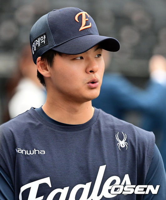 [OSEN=대전, 지형준 기자] 14일 대전 한화생명 볼파크에서 2026 신한 SOL KBO리그 한화 이글스와 삼성 라이온즈의 경기가 열렸다.3연패 중인 한화는 문동주, 4연승을 노리는 삼성은 최원태가 선발로 나섰다.경기에 앞서 한화는 두산 베어스와 외야수 손아섭을 보내고 좌완 투수 이교훈과 현금 1억5000만원을 받는 트레이드를 단행했다.한화 이교휸이 인터뷰를 준비하고 있다. 2026.04.14/ jpnews@osen.co.kr