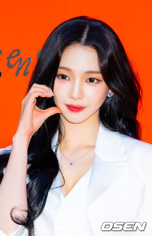 [OSEN=민경훈 기자] 19일 오후 서울 성동구 성수동에서 그룹 에스파(aespa)가 참석하는 브랜드 팝업 행사가 열렸다.이 자리에는 그룹 에스파의 멤버 카리나 윈터 지젤 닝닝이 참석했다.에스파 카리나가 입장하며 포즈를 취하고 있다. 2026.02.19 / rumi@osen.co.kr