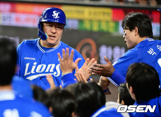 [OSEN=대전, 지형준 기자] 14일 대전 한화생명 볼파크에서 2026 신한 SOL KBO리그 한화 이글스와 삼성 라이온즈의 경기가 열렸다.3연패 중인 한화는 문동주, 4연승을 노리는 삼성은 최원태가 선발로 나섰다.8회초 2사 만루에서 삼성 최형우가 한화 김서현의 폭투로 득점에 성공하며 동료선수들과 하이파이브를 하고 있다. 2026.04.14/ jpnews@osen.co.kr