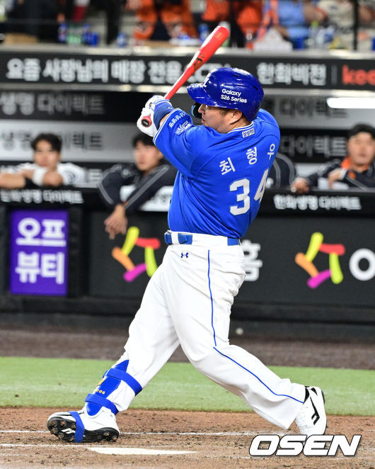 [OSEN=대전, 지형준 기자] 14일 대전 한화생명 볼파크에서 2026 신한 SOL KBO리그 한화 이글스와 삼성 라이온즈의 경기가 열렸다.3연패 중인 한화는 문동주, 4연승을 노리는 삼성은 최원태가 선발로 나섰다.7회초 무사 1루에서 삼성 최형우가 우전 안타를 날리고 있다. 최형우는 두산 손아섭에 이어 역대 2번째 2600안타 달성. 2026.04.14/ jpnews@osen.co.kr