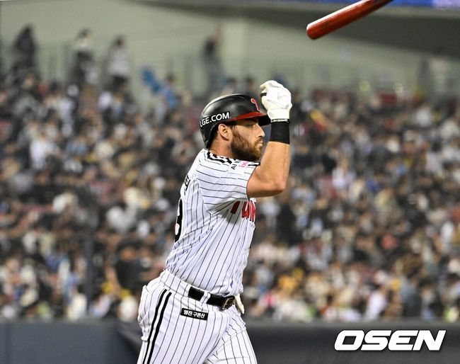 [OSEN=잠실, 이대선 기자] 14일 서울 잠실야구장에서 2026 신한 SOL KBO리그 LG 트윈스와 롯데 자이언츠의 경기가 열렸다.이날 LG는 송승기, 롯데는 나균안을 선발로 내세웠다.8회말 무사에서 LG 오스틴이 좌월 솔로 홈런을 치고 환호하고 있다. 2026.04.14 /sunday@osen.co.kr