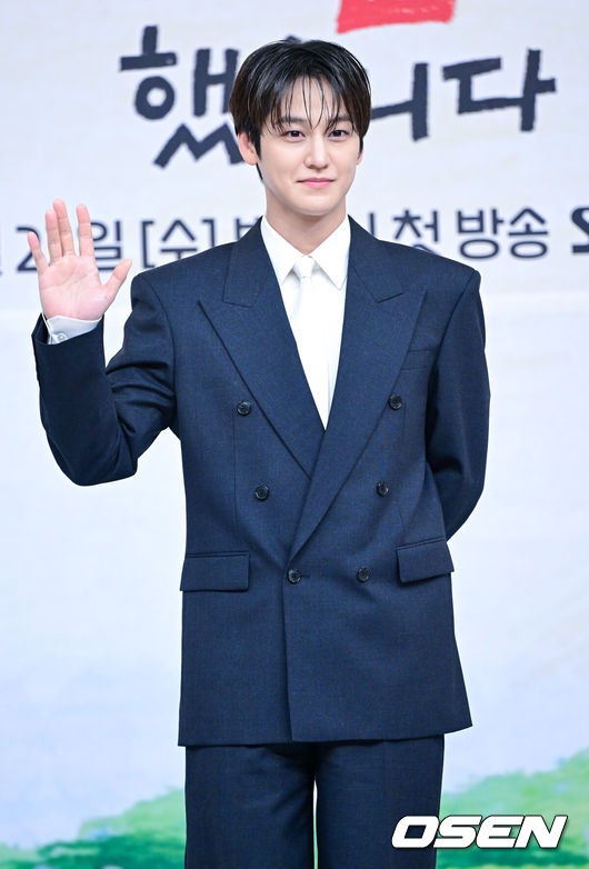 [OSEN=최규한 기자] 15일 오후 서울 목동 SBS에서 새 수목드라마 ‘오늘도 매진했습니다’ 제작발표회가 열렸다.드라마‘오늘도 매진했습니다’는 완벽주의 농부 매튜 리(안효섭 분)와 완판주의 쇼호스트 담예진(채원빈 분)이 밤낮없이 얽히며 펼쳐지는 설렘 직배송 제철 로맨스를 담은 드라마다.배우 김범이 포토타임을 하고 있다. 2026.04.15 / dreamer@osen.co.kr