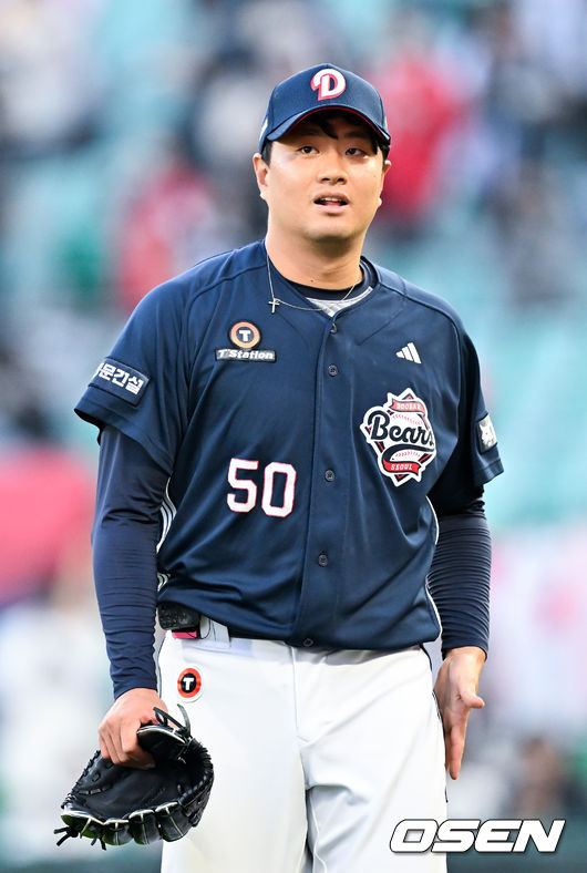 [OSEN=인천, 민경훈 기자] 15일 오후 인천 SSG랜더스필드에서 ‘2026 신한 SOL Bank KBO리그' SSG 랜더스와 두산 베어스의 경기가 진행됐다. 1회말을 마친 두산 선발 이영하가 아쉬워하며 덕아웃으로 향하고 있다. 2026.04.15 / rumi@osen.co.kr