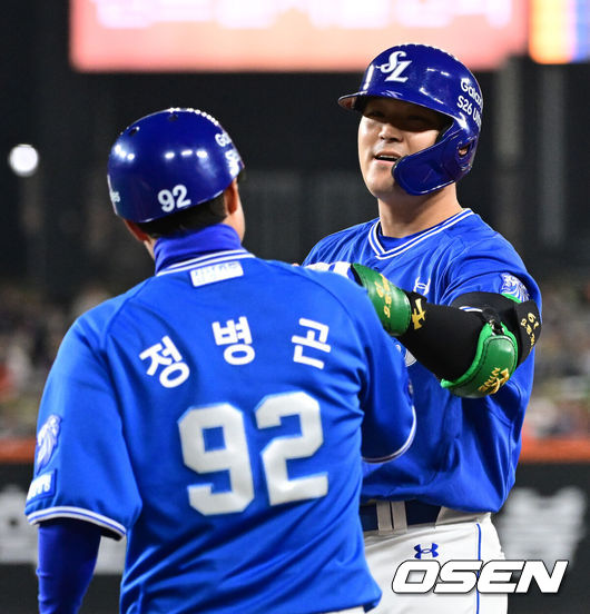 [OSEN=대전, 지형준 기자] 15일 대전 한화생명 볼파크에서 2026 신한 SOL KBO리그 한화 이글스와 삼성 라이온즈의 경기가 열렸다.4연패 중인 한화는 윌켈 에르난데스, 5연승을 노리는 삼성은 양창섭이 선발로 나섰다.5회초 2사 만루에서 삼성 전병우가 2타점 좌전 적시타를 날리며 기뻐하고 있다. 2026.04.15/ jpnews@osen.co.kr