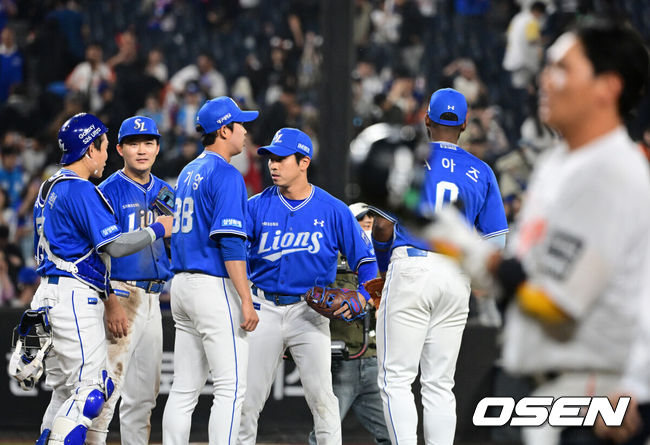 [OSEN=대전, 지형준 기자] 프로야구 삼성 라이온즈가 이번에는 시원한 타격으로 한화 이글스를 잡고 5연승을 질주했다.박진만 감독이 이끄는 한화는 15일 대전 한화생명 볼파크에서 열린 2026 신한 SOL KBO리그 한화와의 원정경기에서 13-5 대승을 거뒀다. 이날 승리로 5연승을 질주한 삼성은 시즌 10승(4패1무) 고지를 밟으면서 LG 트윈스(10승5패)를 제치고 단독 1위로 올라섰다. 5연패에 빠진 한화는 6승9패가 됐다.경기를 마치고 삼성 선수들이 승리를 기뻐하고 있다. 2026.04.15/ jpnews@osen.co.kr